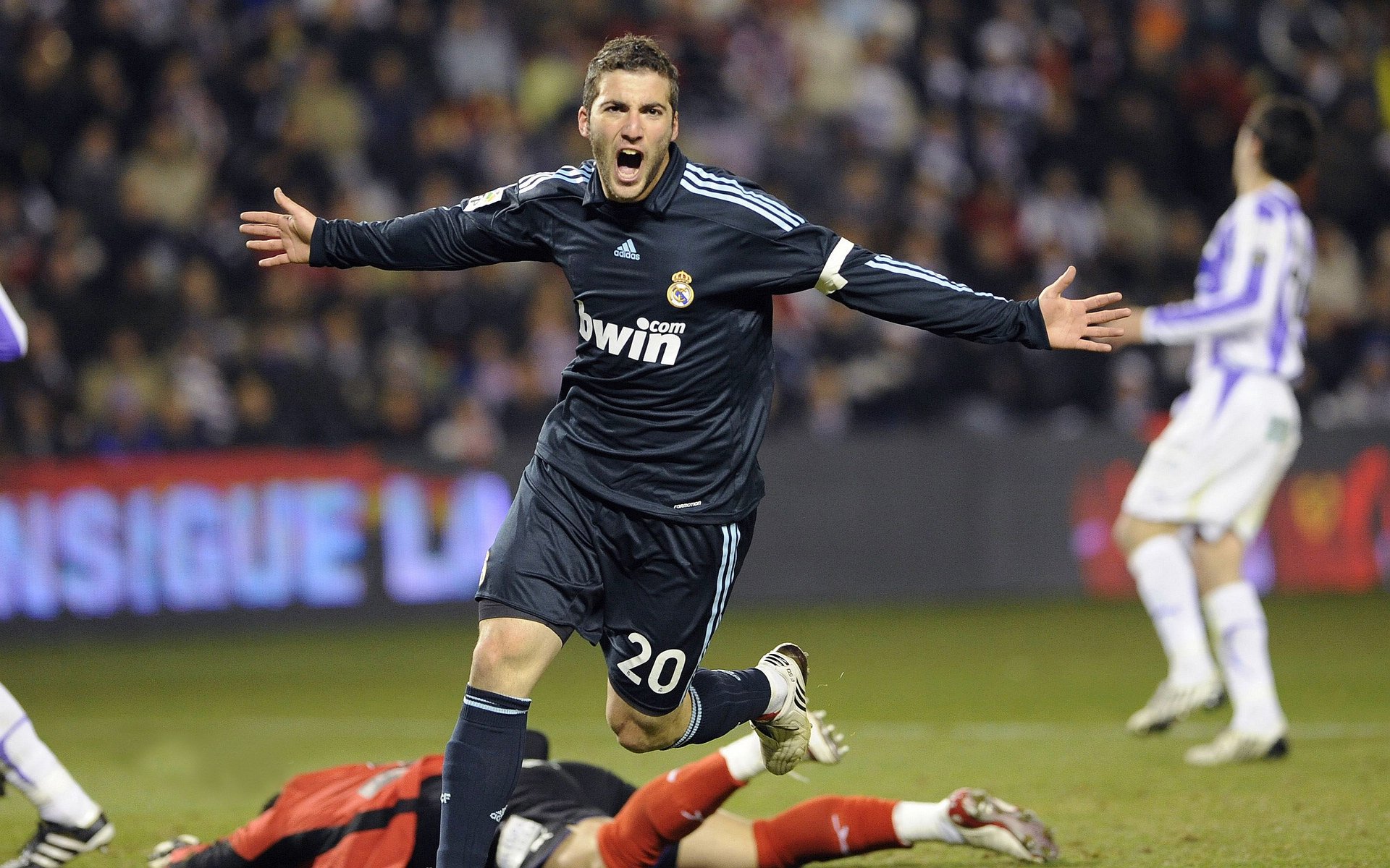 中场拦截效率提升前场反抢形成高压态势制造多次机会,足坛拦截最好的中场